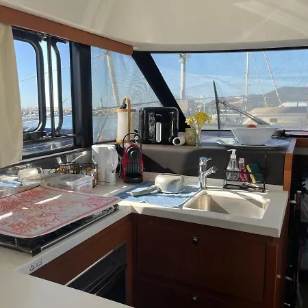 Luxueux Bateau à Quai Botel *