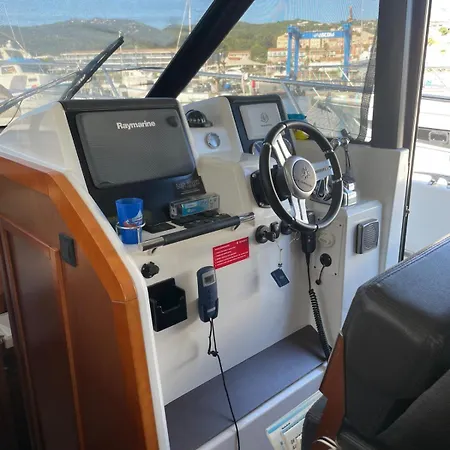 Luxueux Bateau à Quai