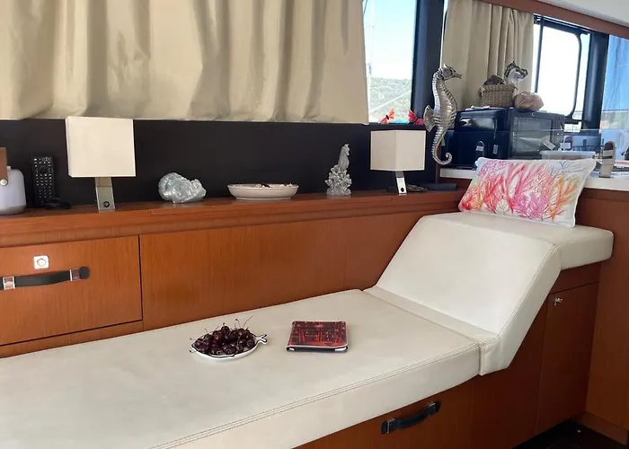 Bateau-hôtel Luxueux Bateau A Quai Sari-Solenzara