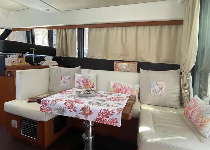Bateau-hôtel Luxueux Bateau A Quai