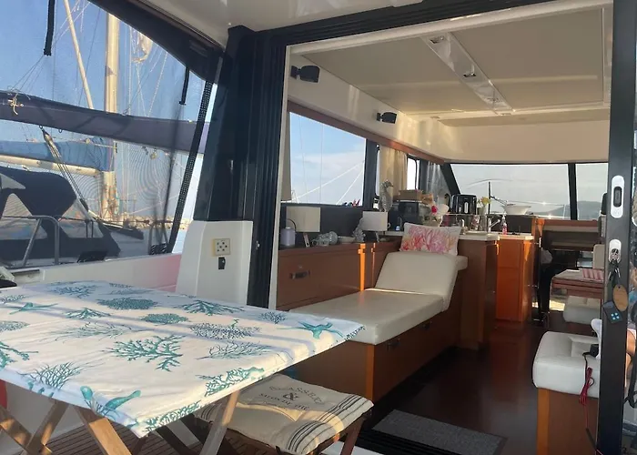 Bateau-hôtel Luxueux Bateau A Quai
