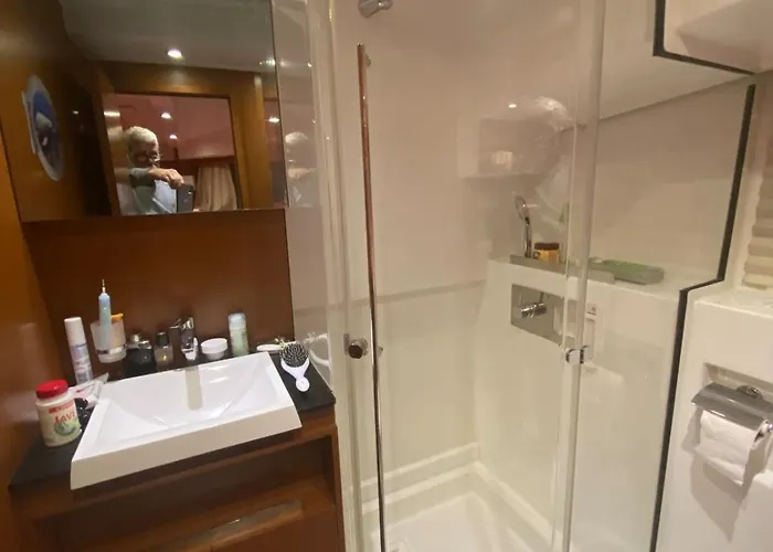 Bateau-hôtel Luxueux Bateau A Quai Sari-Solenzara