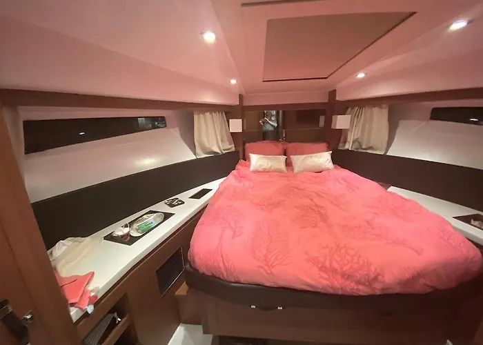 Bateau-hôtel Luxueux Bateau A Quai *