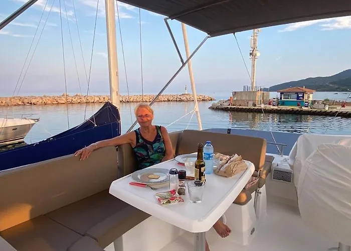 Bateau-hôtel Luxueux Bateau A Quai