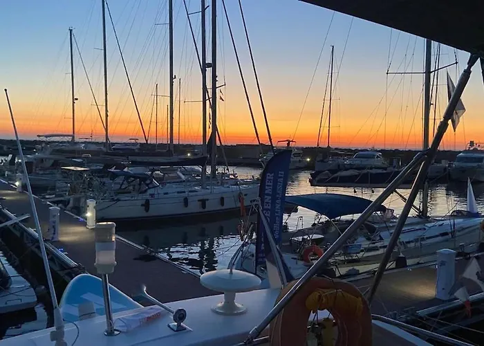Bateau-hôtel Luxueux Bateau A Quai Sari-Solenzara
