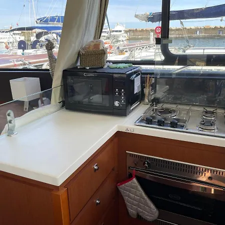 Luxueux Bateau A Quai Ботель