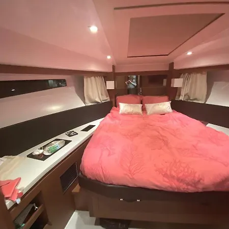 Botel Luxueux Bateau A Quai *