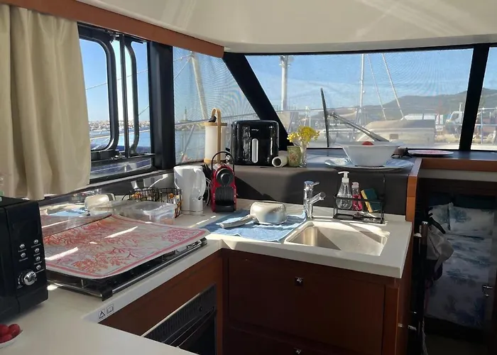 Luxueux Bateau A Quai Tekne *