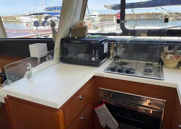 Luxueux Bateau A Quai Botel