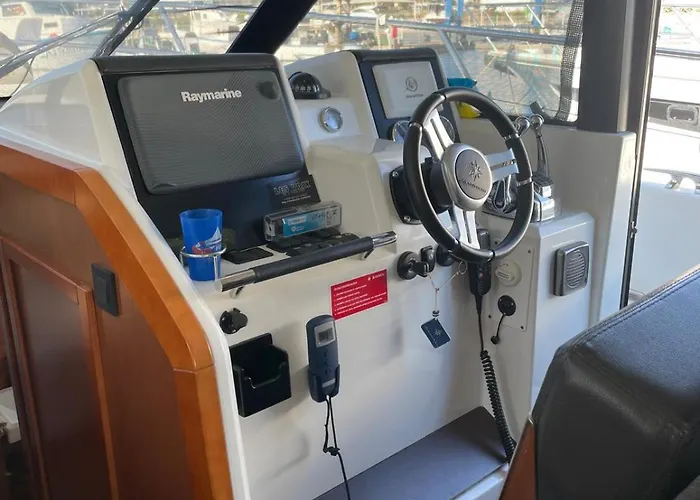 Luxueux Bateau A Quai